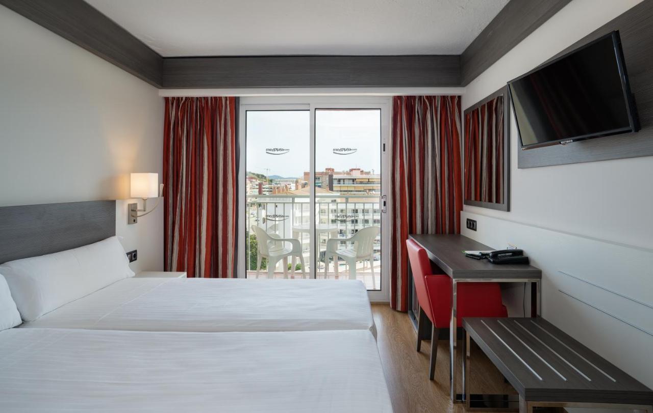 Chambre Double ou Lits Jumeaux avec Terrasse - Vue sur Piscine (3 Adultes)